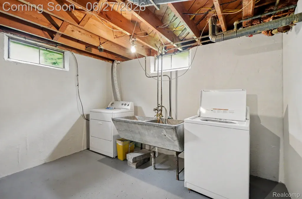 15832 Wakenden Redford Charter Township MI 48239