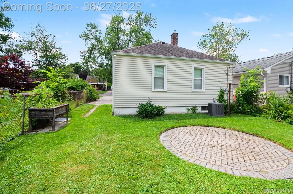 15832 Wakenden Redford Charter Township MI 48239