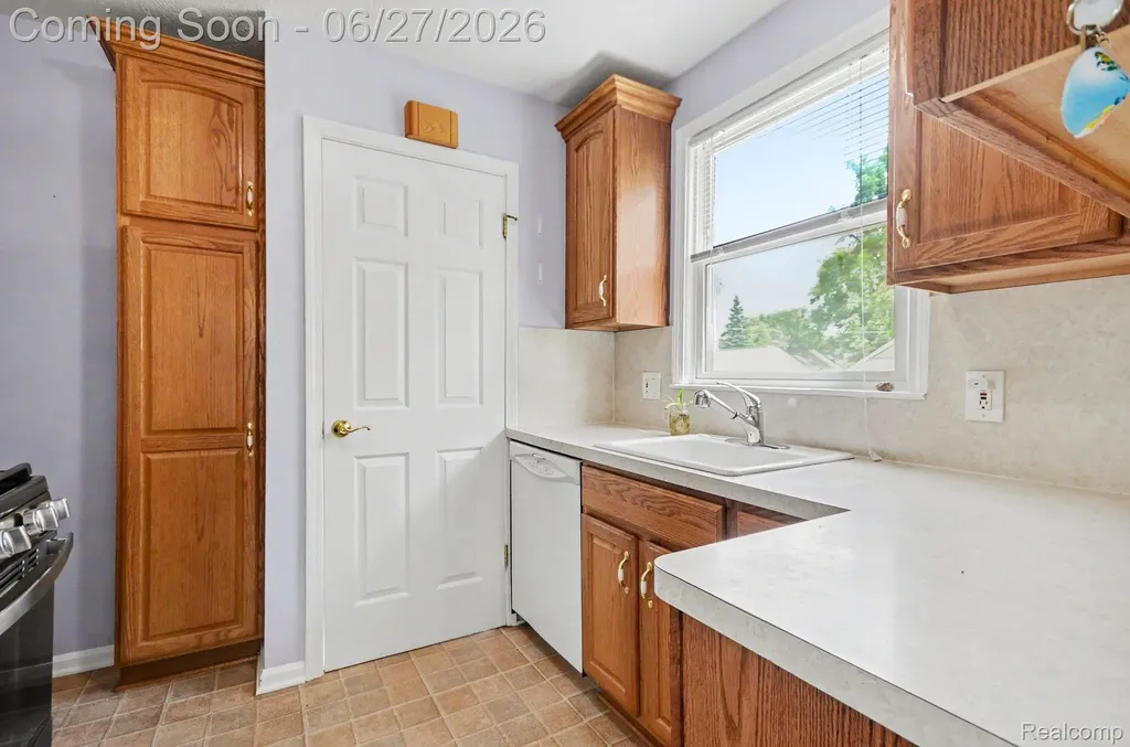 15832 Wakenden Redford Charter Township MI 48239
