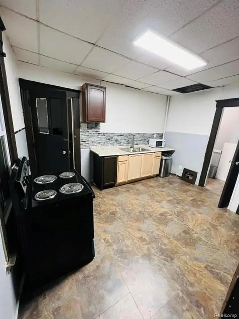 7720 E Canfield Street Detroit City MI 48214
