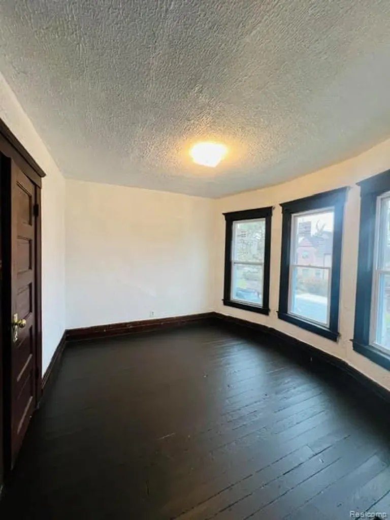 7720 E Canfield Street Detroit City MI 48214