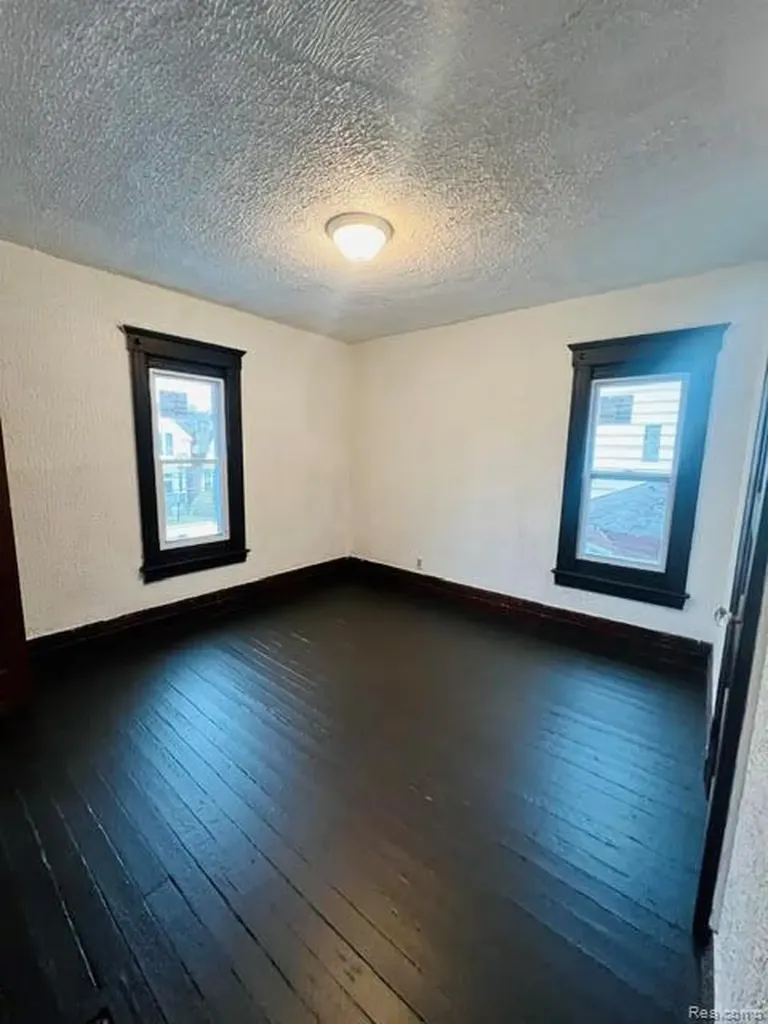 7720 E Canfield Street Detroit City MI 48214