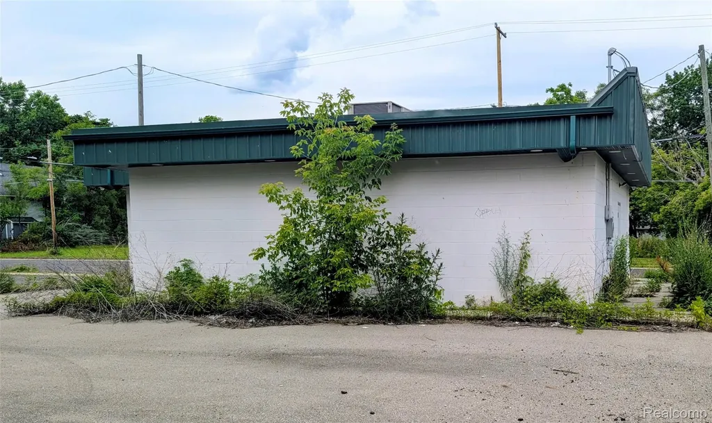 2610 Davison Road Flint City MI 48506