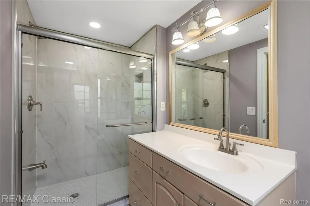 4268 Covered Bridge Road Bloomfield Charter Township MI 48302