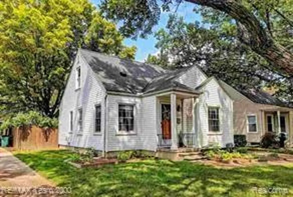 579 E Baker Avenue Clawson City MI 48017