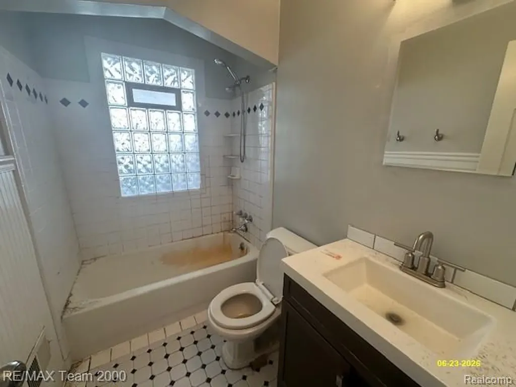579 E Baker Avenue Clawson City MI 48017
