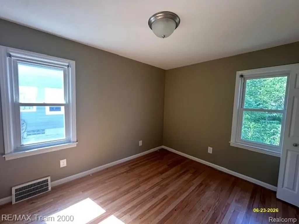 579 E Baker Avenue Clawson City MI 48017