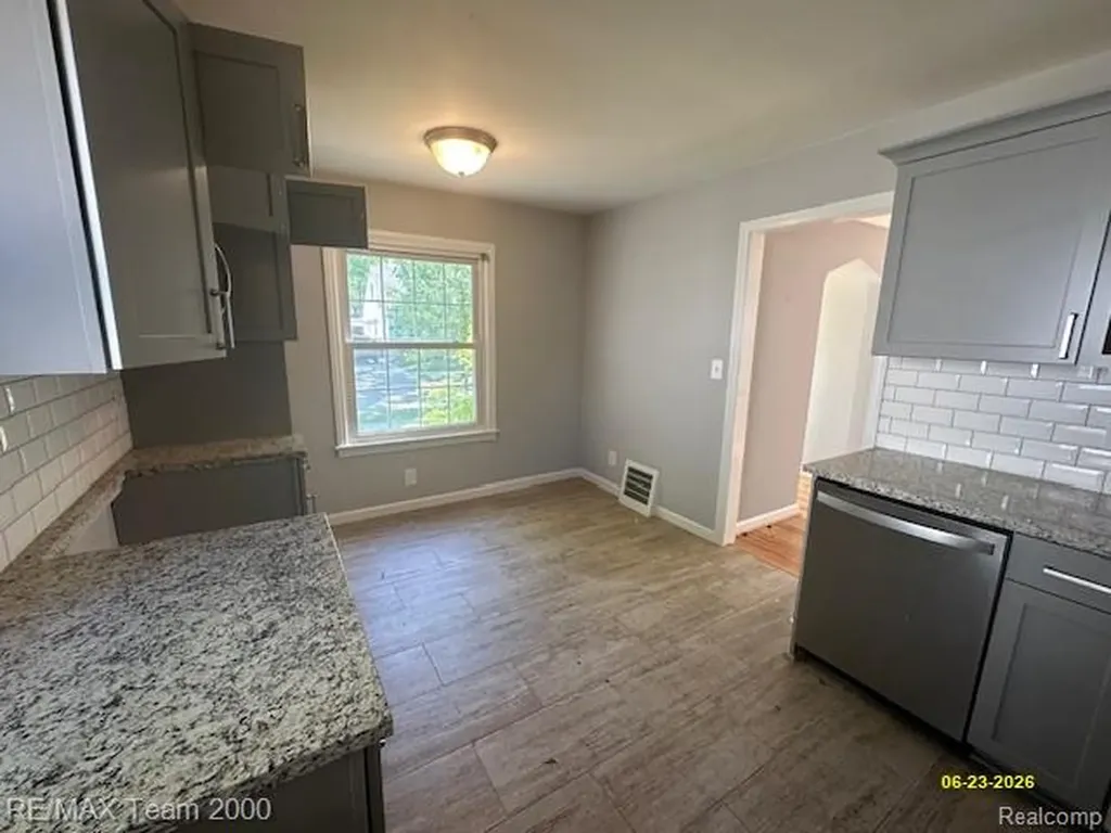 579 E Baker Avenue Clawson City MI 48017