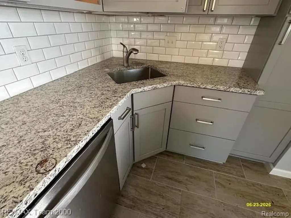 579 E Baker Avenue Clawson City MI 48017