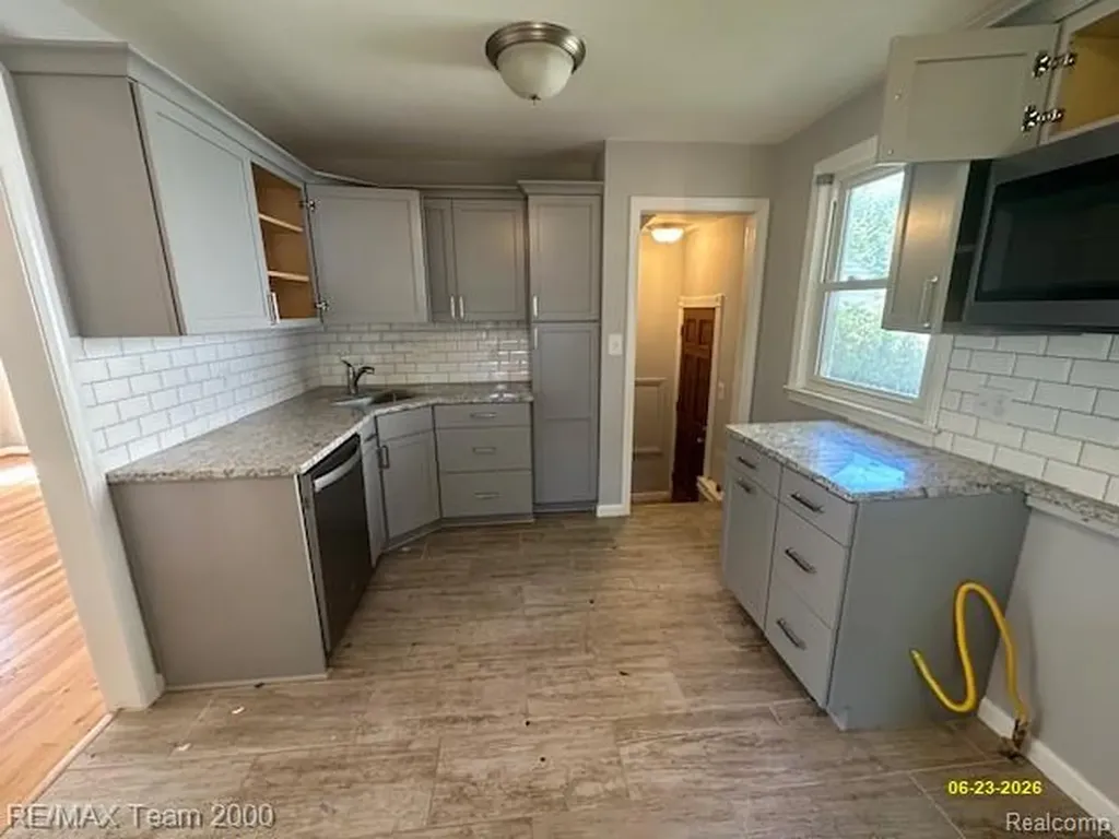 579 E Baker Avenue Clawson City MI 48017