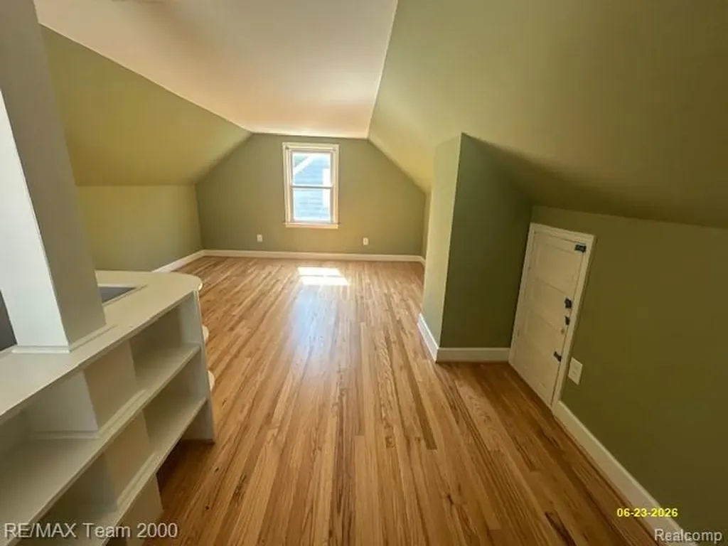 579 E Baker Avenue Clawson City MI 48017
