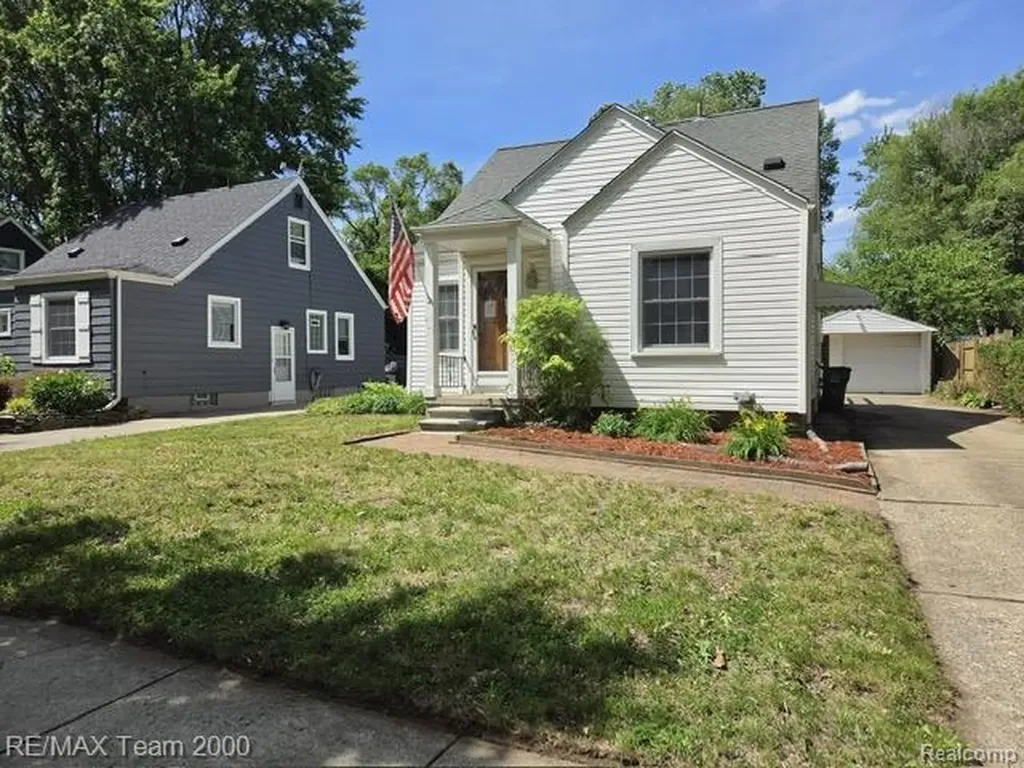 579 E Baker Avenue Clawson City MI 48017