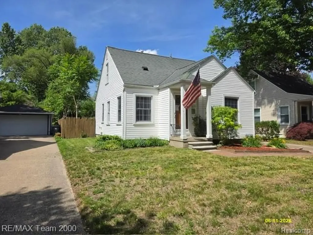 579 E Baker Avenue Clawson City MI 48017