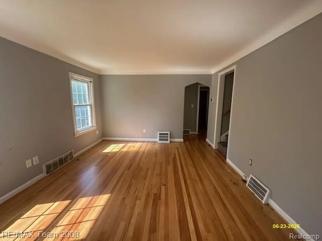 579 E Baker Avenue Clawson City MI 48017