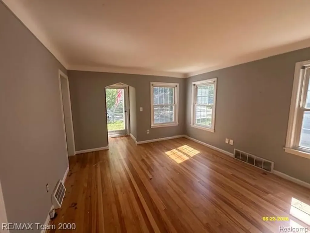 579 E Baker Avenue Clawson City MI 48017