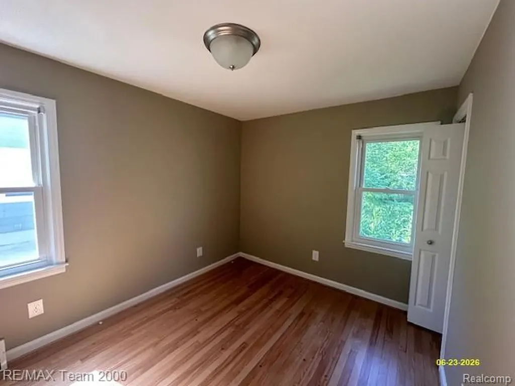 579 E Baker Avenue Clawson City MI 48017