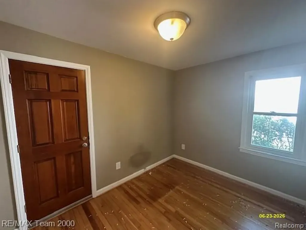 579 E Baker Avenue Clawson City MI 48017