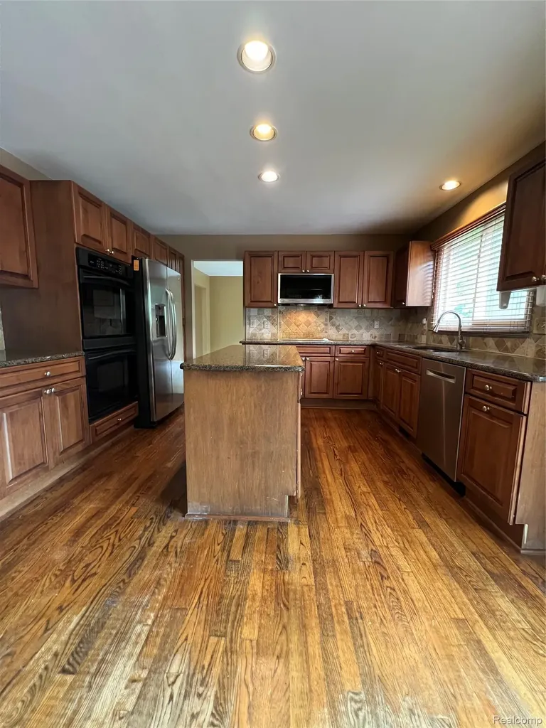 45475 Irvine Drive Novi City MI 48374