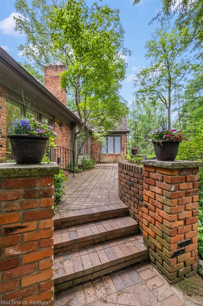 3546 Bloomfield Club Drive Bloomfield Charter Township MI 48301