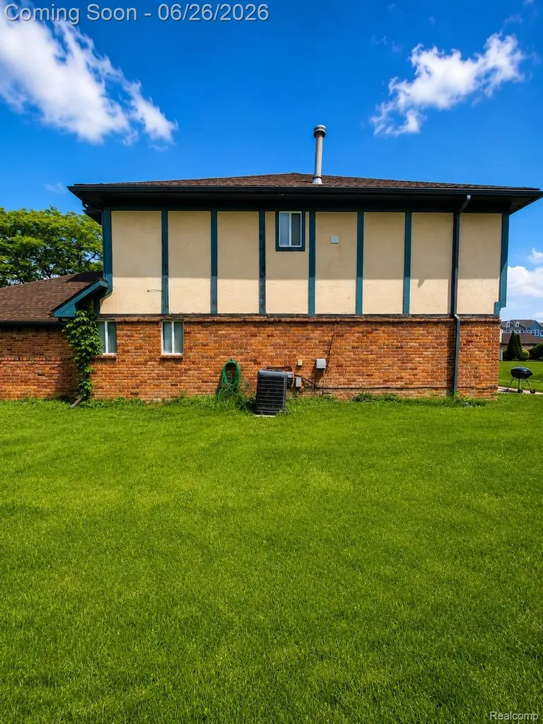 5858-5860 Niles Drive Troy City MI 48098