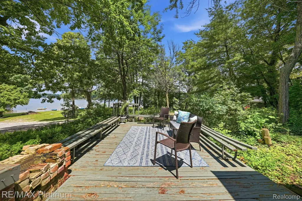 5630 Glen Echo Drive Genoa Township MI 48843