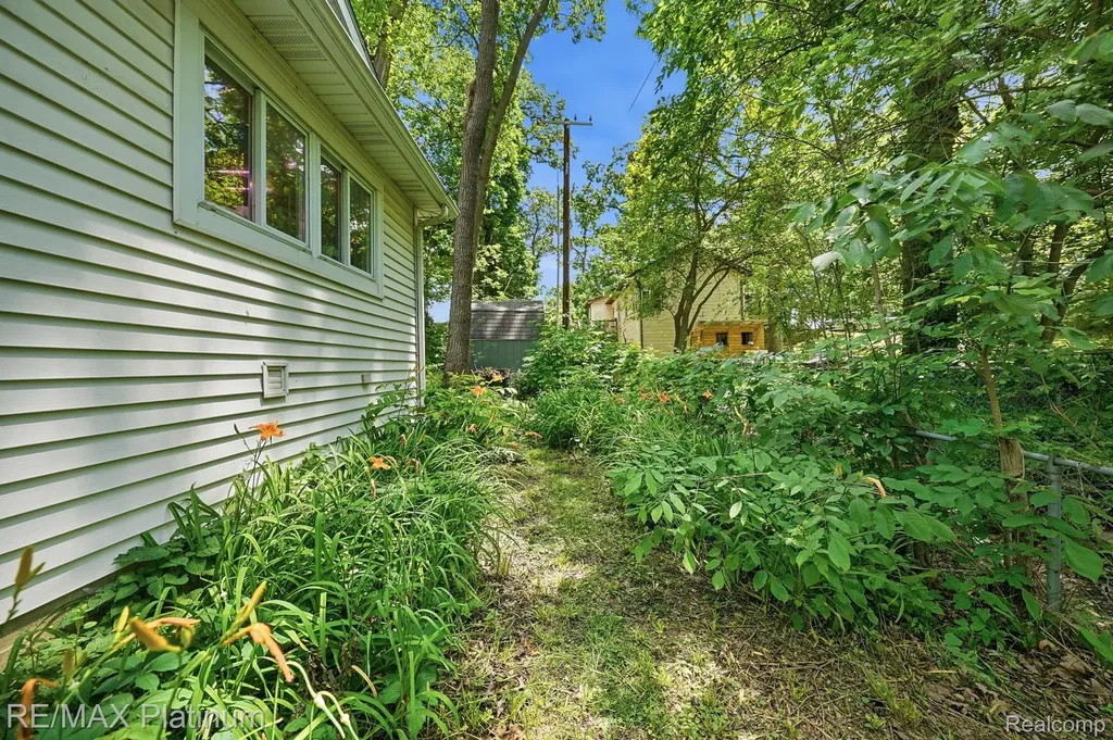 5630 Glen Echo Drive Genoa Township MI 48843