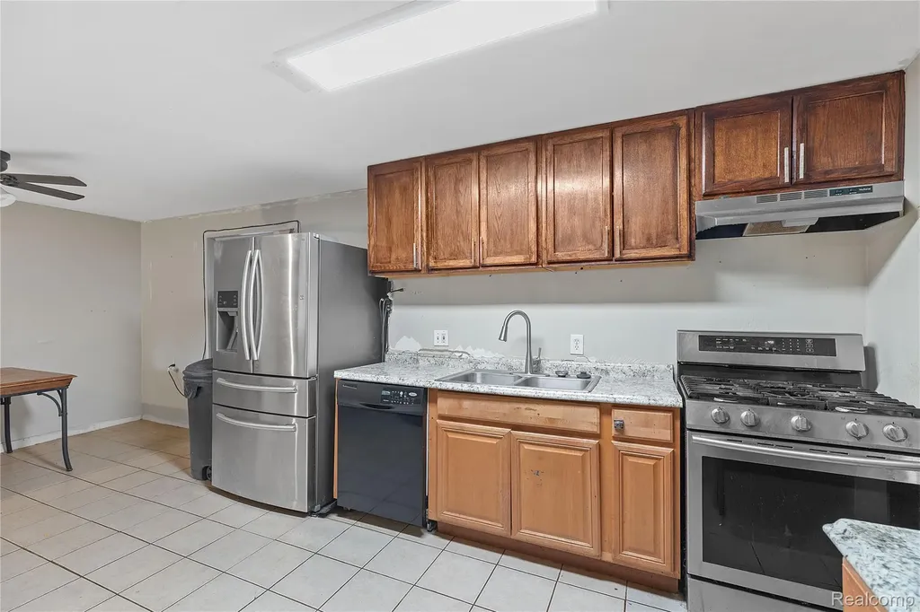 9274 Chamberlain Street Romulus City MI 48174