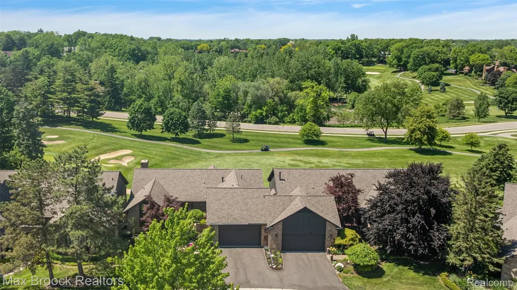 1954 Pine Ridge Court Bloomfield Charter Township MI 48302