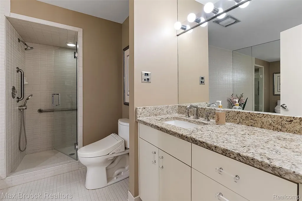 1954 Pine Ridge Court Bloomfield Charter Township MI 48302