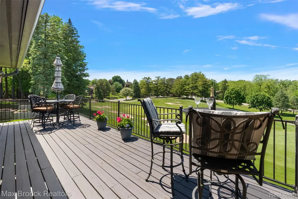 1954 Pine Ridge Court Bloomfield Charter Township MI 48302