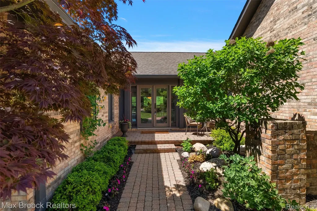 1954 Pine Ridge Court Bloomfield Charter Township MI 48302