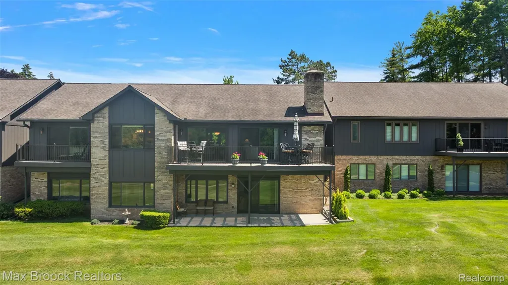 1954 Pine Ridge Court Bloomfield Charter Township MI 48302