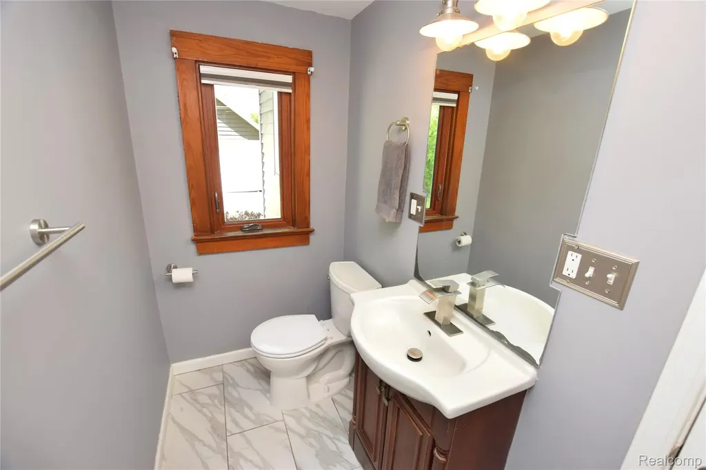 404 N Adelaide Street Fenton City MI 48430