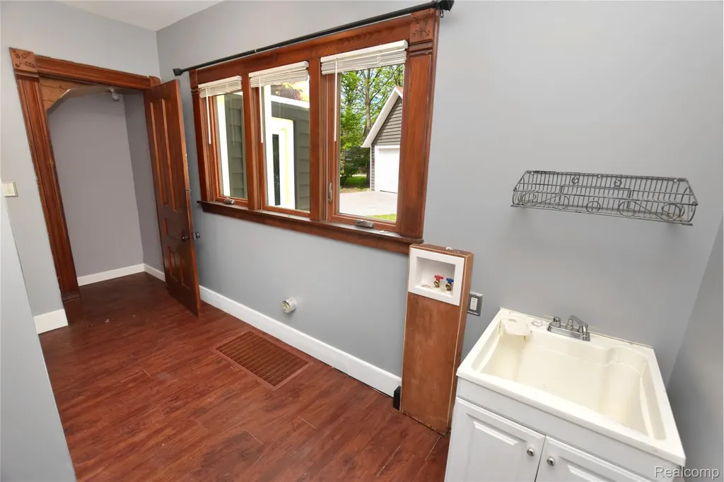 404 N Adelaide Street Fenton City MI 48430