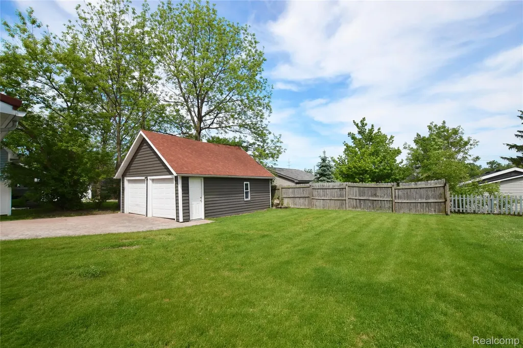 404 N Adelaide Street Fenton City MI 48430
