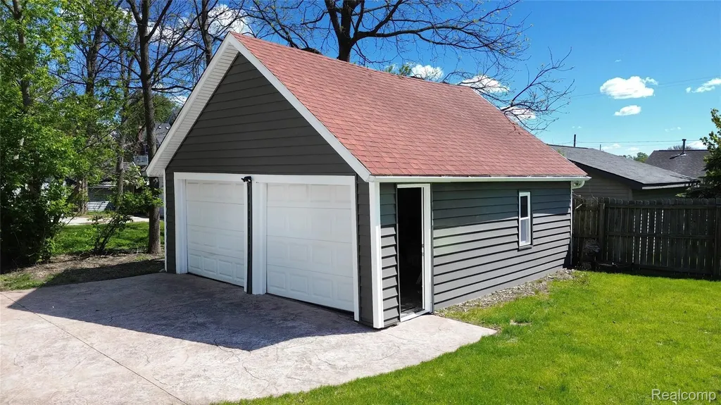 404 N Adelaide Street Fenton City MI 48430