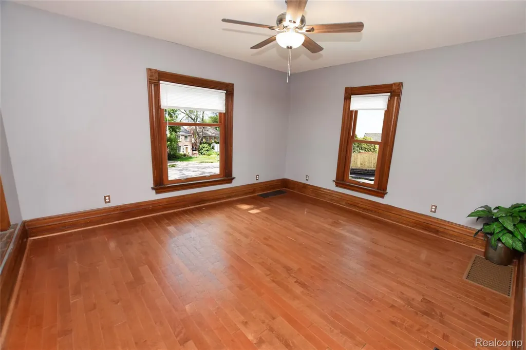 404 N Adelaide Street Fenton City MI 48430