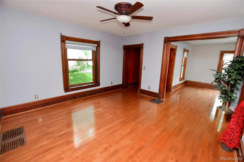 404 N Adelaide Street Fenton City MI 48430