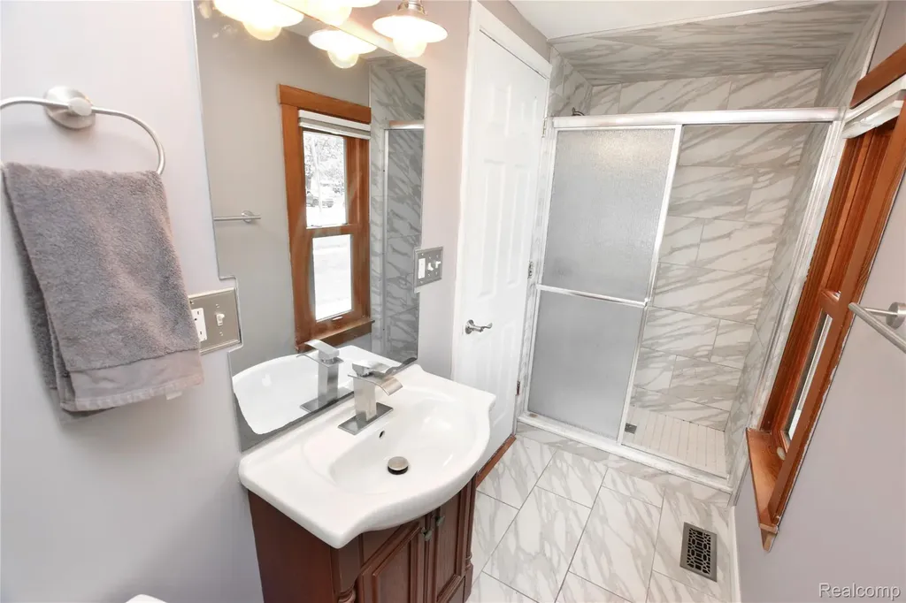 404 N Adelaide Street Fenton City MI 48430