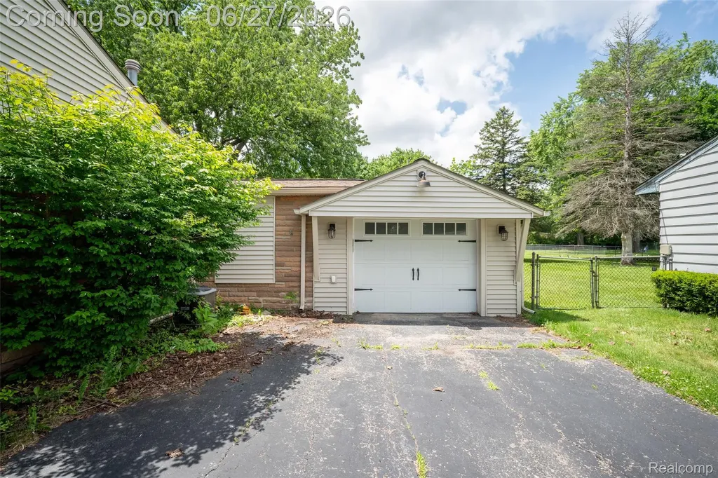 2347 Pauline Drive Waterford Charter Township MI 48329
