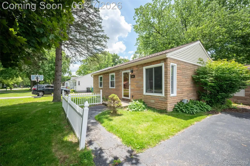 2347 Pauline Drive Waterford Charter Township MI 48329