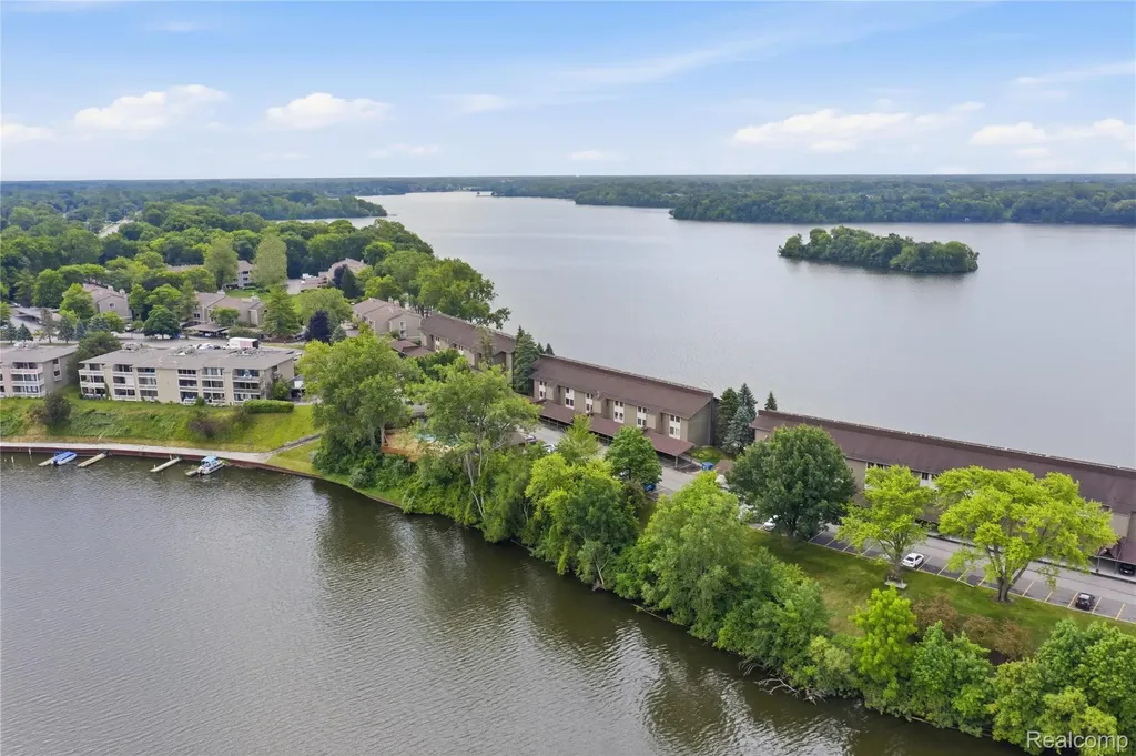 1695 Cliffs Landing Ypsilanti City MI 48198
