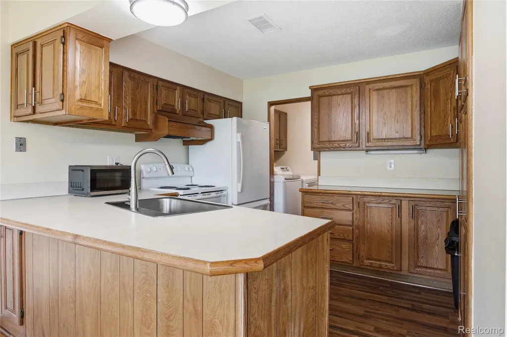 1695 Cliffs Landing Ypsilanti City MI 48198