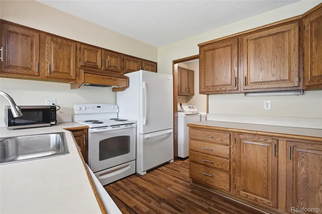 1695 Cliffs Landing Ypsilanti City MI 48198