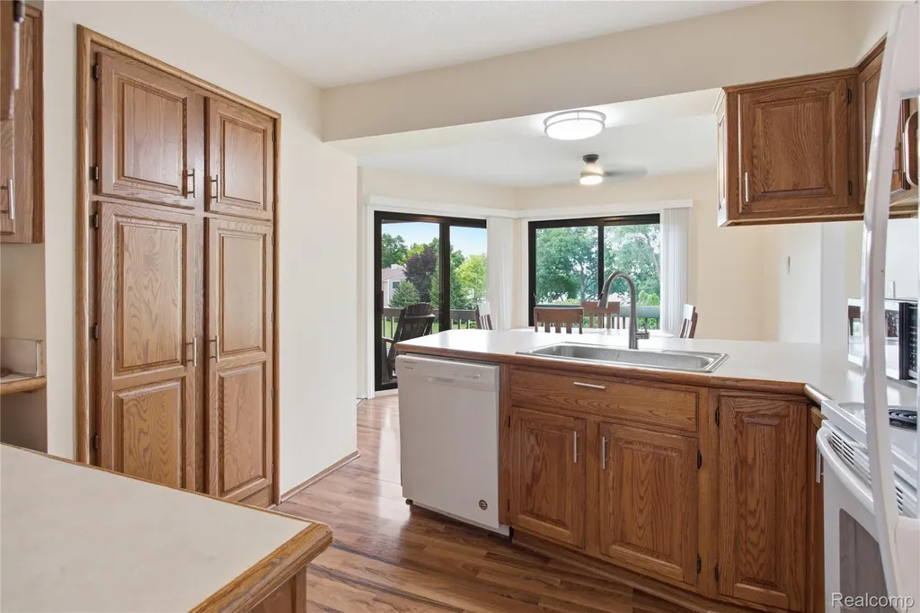 1695 Cliffs Landing Ypsilanti City MI 48198