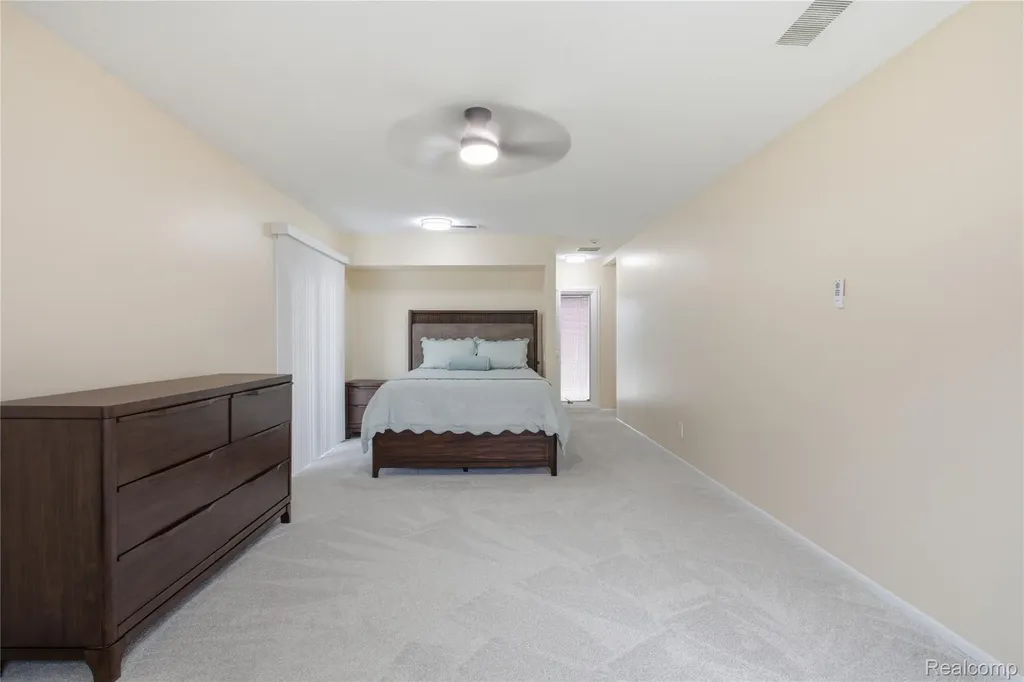 1695 Cliffs Landing Ypsilanti City MI 48198