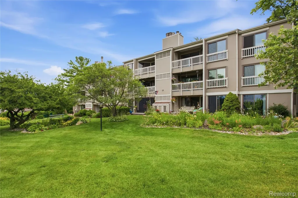 1695 Cliffs Landing Ypsilanti City MI 48198