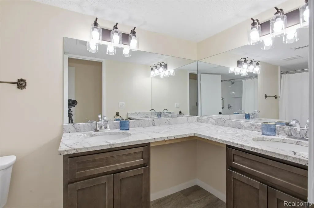 1695 Cliffs Landing Ypsilanti City MI 48198