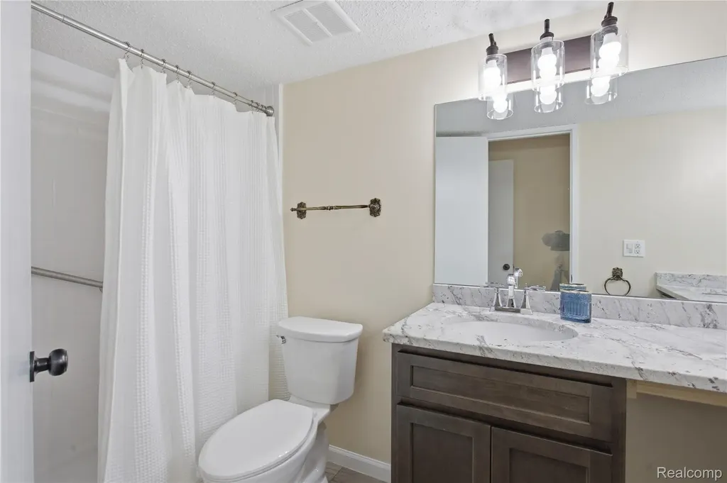 1695 Cliffs Landing Ypsilanti City MI 48198