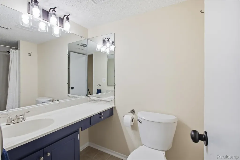1695 Cliffs Landing Ypsilanti City MI 48198